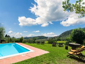 Cosy Farmhouse in Bacchereto with Swimming Pool في كارمينيانو: مسبح في ساحة منزل