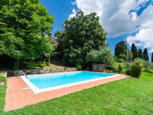卡爾米尼亞諾的住宿－Cosy Farmhouse in Bacchereto with Swimming Pool，院子里游泳池的形象