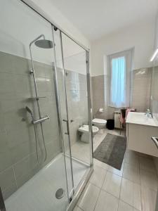 Un baño con ducha, inodoro y lavabo. en casetta sopra il mare, en Génova