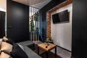 una sala de estar con un sofá y una mesa en Krakowskie30 Loft1 deptak, en Lublin