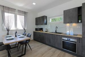 Η κουζίνα ή μικρή κουζίνα στο New modern villa Relax with private pool near the town and beach by WiiBuk
