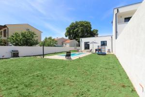 Κήπος έξω από το New modern villa Relax with private pool near the town and beach by WiiBuk