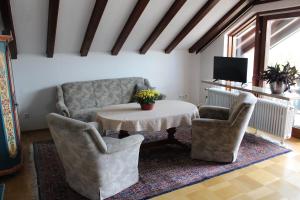 sala de estar con mesa y 2 sillas en Ferienwohnung Fernsicht en Zwiefalten