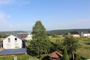 una vista aérea de una casa blanca y árboles en Ferienwohnung Fernsicht en Zwiefalten