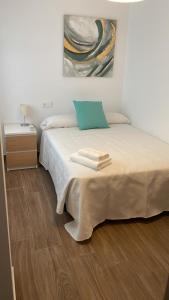 sypialnia z łóżkiem i obrazem na ścianie w obiekcie Apartamento del Agua w mieście Rute