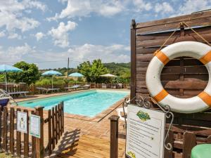 una piscina con un salvavita e un cartello accanto ad essa di Holiday Home in Assisi with Pool ad Assisi