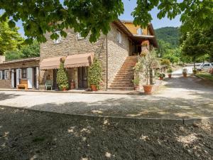 una casa in pietra con una scala fuori di Holiday Home in Assisi with Pool ad Assisi