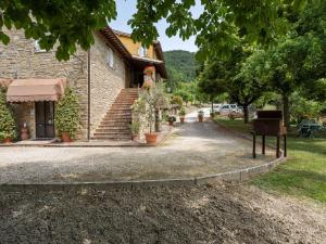 una casa con un sentiero in pietra accanto a un edificio di Holiday Home in Assisi with Pool ad Assisi