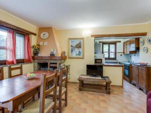 una cucina e un soggiorno con tavolo in legno e sala da pranzo di Holiday Home in Assisi with Pool ad Assisi