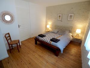 A bed or beds in a room at L'Amboisienne, Au pays des châteaux