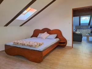 une chambre avec un lit en bois dans une pièce dans l'établissement Apartmani Kozala, à Rijeka