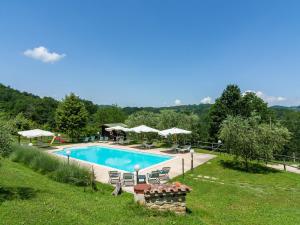 BiscinaにあるFarmhouse in hilly area in Gubbio with poolの屋外のスイミングプール(椅子、パラソル付)