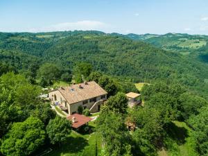 BiscinaにあるFarmhouse in hilly area in Gubbio with poolの山中の大家の空見