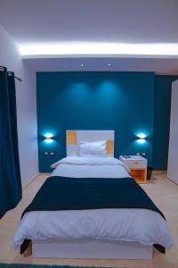 Una cama o camas en una habitación de Travelholic Residence New Cairo