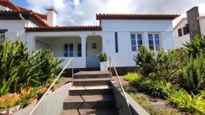 ein weißes Haus mit einer Treppe davor in der Unterkunft Bettencourt House in Santa Cruz da Graciosa