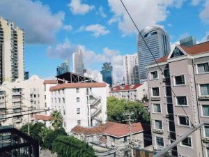 uma vista para uma cidade com edifícios altos em Lily's home em Xangai