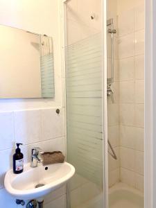 a bathroom with a sink and a shower at Studioapartment M15 im Plagwitzer Szeneviertel in Leipzig