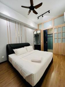 una camera con un grande letto e un ventilatore a soffitto di The Harmony at Astoria Ampang - Mountain View a Kuala Lumpur