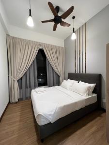 una camera con letto e ventilatore a soffitto di The Harmony at Astoria Ampang - Mountain View a Kuala Lumpur