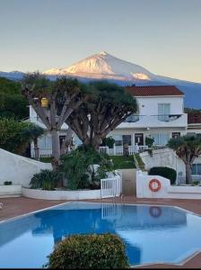a house with a mountain in the background at Guanche Bay in Santa Cruz de Tenerife