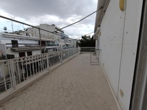 einen Balkon mit einem weißen Zaun und einem Boot in der Unterkunft 2 bedroom apartment near syntagma in Athen