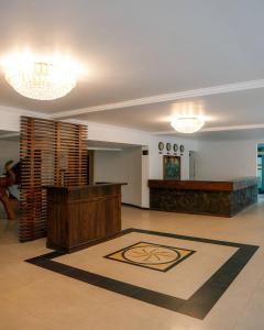 een grote kamer met een lobby met een groot tapijt bij Peacock Beach Resort and Spa in Hambantota