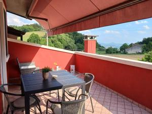 A balcony or terrace at La Torretta - incantevole appartamento nei colli Berici