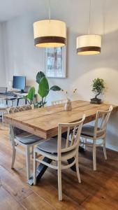 een eetkamer met een houten tafel en stoelen bij Cozy apparment close to center with big terrace in Amsterdam