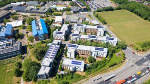 una vista aerea di una città con edifici di Cosy Studios at New Hall located in the heart of Nottingham a Nottingham