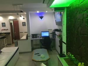 una camera con scrivania e computer di Departamentos Suites a Puerto Madryn