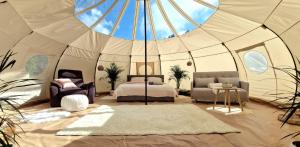 - une chambre avec un lit dans une tente dans l'établissement Ranna Surfiküla, à Suureranna