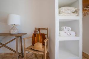 une chambre avec une chaise et une table avec des serviettes dans l'établissement Vale da Cassiopeia, à Cercal