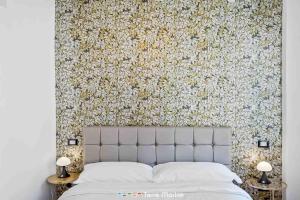 1 dormitorio con una gran pared floral sobre una cama en Incanto, TerreMarine, en Riomaggiore
