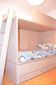 ビエスカスにあるApartamento céntrico con WIFI en Biescasの白い二段ベッドが備わる客室です。