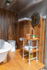 ein Badezimmer mit einem Waschbecken und einer Badewanne in der Unterkunft Dennis in Goodwick