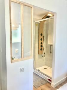 W łazience znajduje się prysznic ze szklanymi drzwiami. w obiekcie Appartement authentique La Baule w mieście La Baule-Escoublac