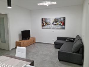un soggiorno con divano e TV di KD Apartment, accogliente, moderno e spazioso. a Castel di Sangro