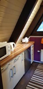 uma cozinha com um micro-ondas num balcão de madeira em Ferienhaus am Wald em Ronshausen