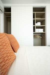 een slaapkamer met een bed en een boekenplank bij My Home is Yours in Porto