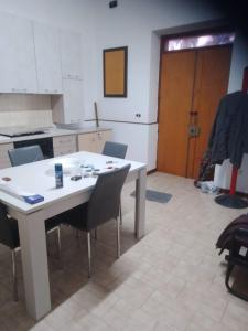 eine Küche mit einem Tisch und Stühlen im Zimmer in der Unterkunft casa vacanze Policoro in Policoro
