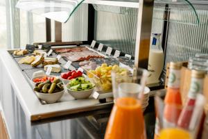 ein Buffet mit vielen verschiedenen Speisen auf dem Tisch in der Unterkunft Hotel D Bulle - La Gruyère in Bulle