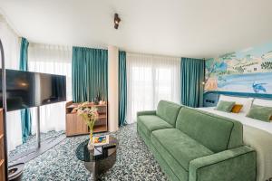 Una televisión o centro de entretenimiento en Hotel D Bulle - La Gruyère