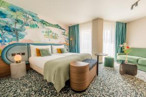 um quarto de hotel com uma cama e um sofá em Hotel D Bulle - La Gruyère em Bulle