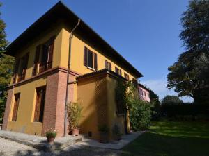 ファエンツァにあるElegant Holiday Home in Faenza with Garden and Poolの赤レンガ黄色の家