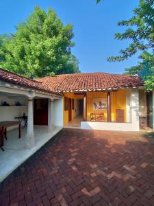 ein Haus mit einer steinernen Einfahrt davor in der Unterkunft Mangala Heritage by LuxUnlock Private Villas in Tirukkannapuram
