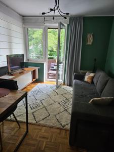 ein Wohnzimmer mit einem Sofa und einem Tisch in der Unterkunft Apartament Rodzinny - całodobowe zakwaterowanie, bezpłatny parking in Toruń