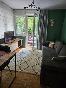 Televízia a/alebo spoločenská miestnosť v ubytovaní Apartament Rodzinny - całodobowe zakwaterowanie, bezpłatny parking