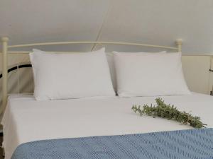Postel nebo postele na pokoji v ubytování Unique Glamping Suite
