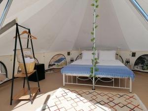 Postel nebo postele na pokoji v ubytování Unique Glamping Suite
