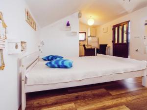 um quarto com uma cama com almofadas azuis em Modern Apartment in Starigrad with Garden em Starigrad-Paklenica